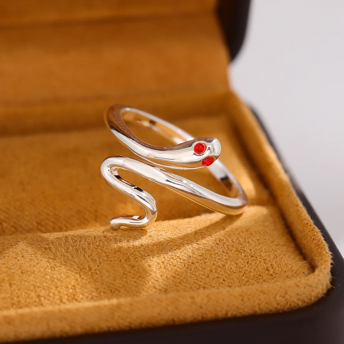 Modische Öffnungsringe aus 925er-Sterlingsilber mit rotem Kristall und Schlangen-Tier R102