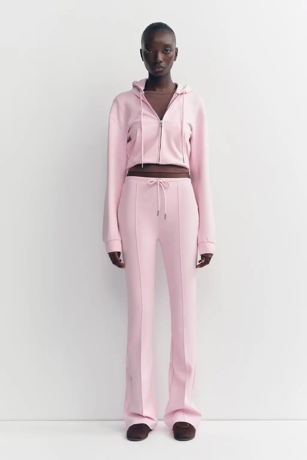 طقم نسائي من قطعتين لربيع 2025: هودي طويل الأكمام مرن وبنطلون واسع الساق بخصر مرتفع مع سحاب للإغلاق