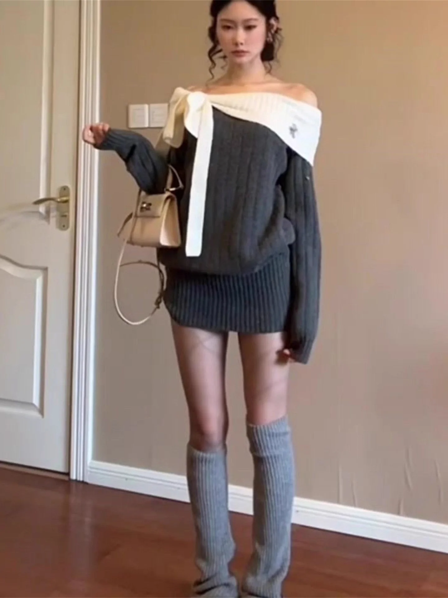 

Нежный цветной вязаный свитер на одно плечо с узлом и короткая облегающая юбка для женщин, повседневная одежда, весна 2025