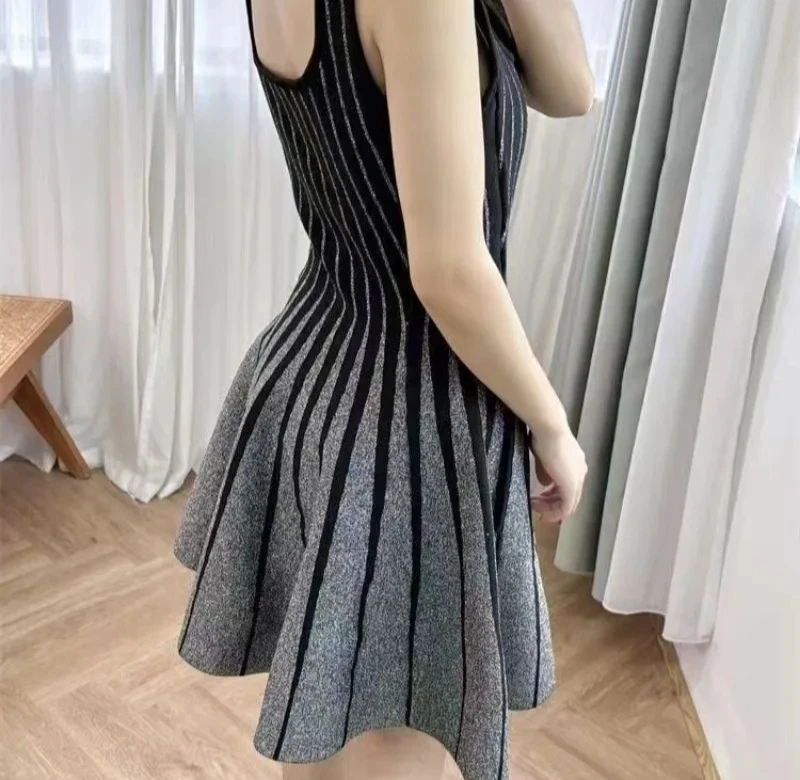 เดรสสั้นทรงเข้ารูปสีตัดกันสไตล์แฟชั่นสำหรับผู้หญิง เทรนด์สตรีทแวร์ ดีไซน์ลายทางถักนิตติ้ง ให้ลุคที่ดูมีสไตล์