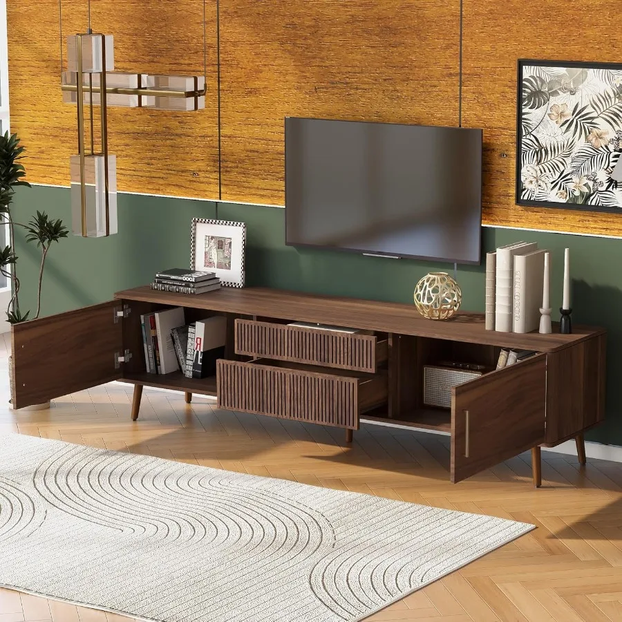 70,8 Suporte de TV para sala de estar com armário de armazenamento de nogueira com design canelado Mesa de console de mídia moderna de meados do século com portas e F