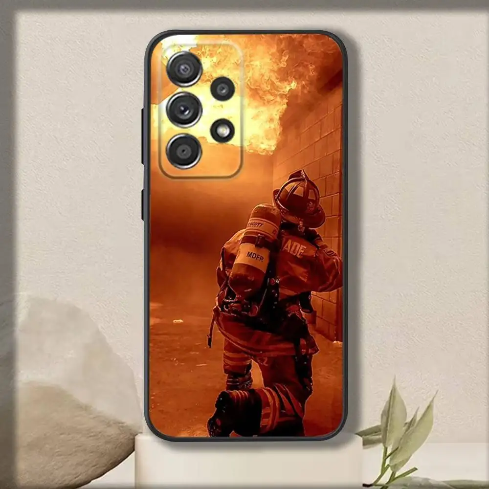 クールな消防士電話ケース サムスン S 25、24、23、22、30、21、10、9、ウルトラ、プラス、ライト、FE、4、5 G ソフトブラックケース