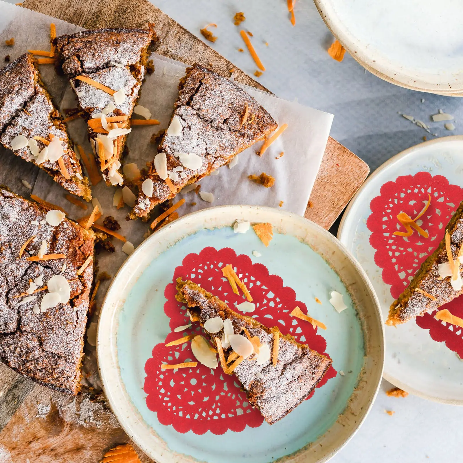 

100 шт. бумажных салфеток в форме сердца с вырезами, впитывающих жир, для украшения тортов, десертов и выпечки