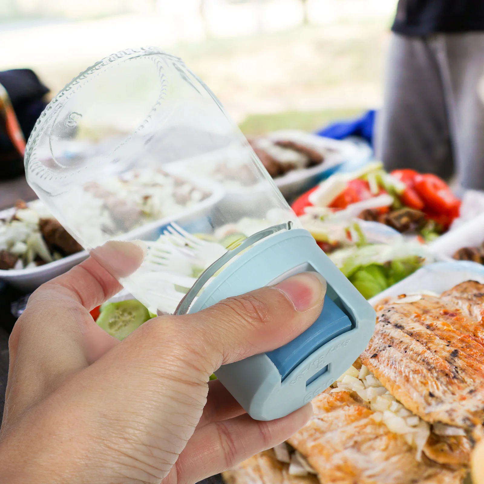 

4Pcs Salt Shaker with Lid Accurate Sprinkling Metering Pepper Containers Metering Seasoning Jar Bottle