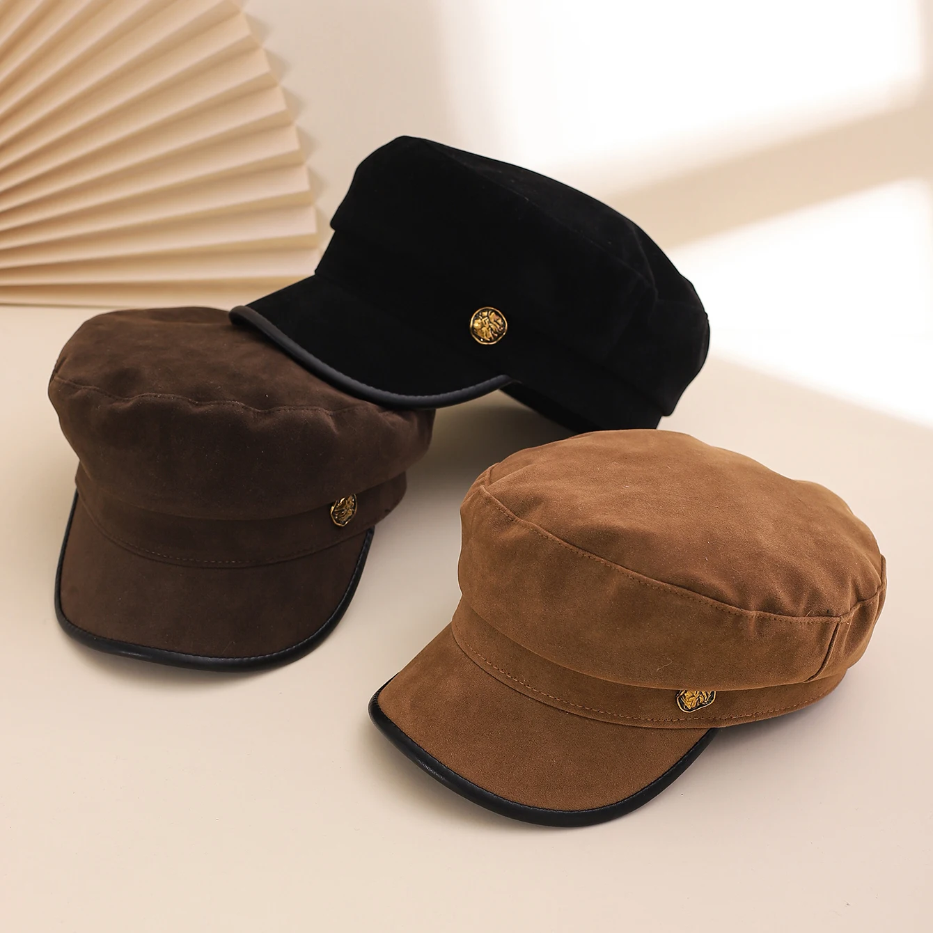 Koreanischer Stil Einfache Newsboy-Kappe mit Metall-Emblem und Lederbesatz, Vintage Britische Flat-Top-Baskenmütze, Tägliches Accessoire