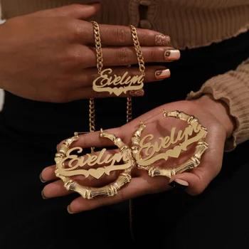 Een unieke 3-in-1 gepersonaliseerde bamboe oorbellen en kettingset met naam, op maat gemaakt met Halloween-decoratie-inspiratie