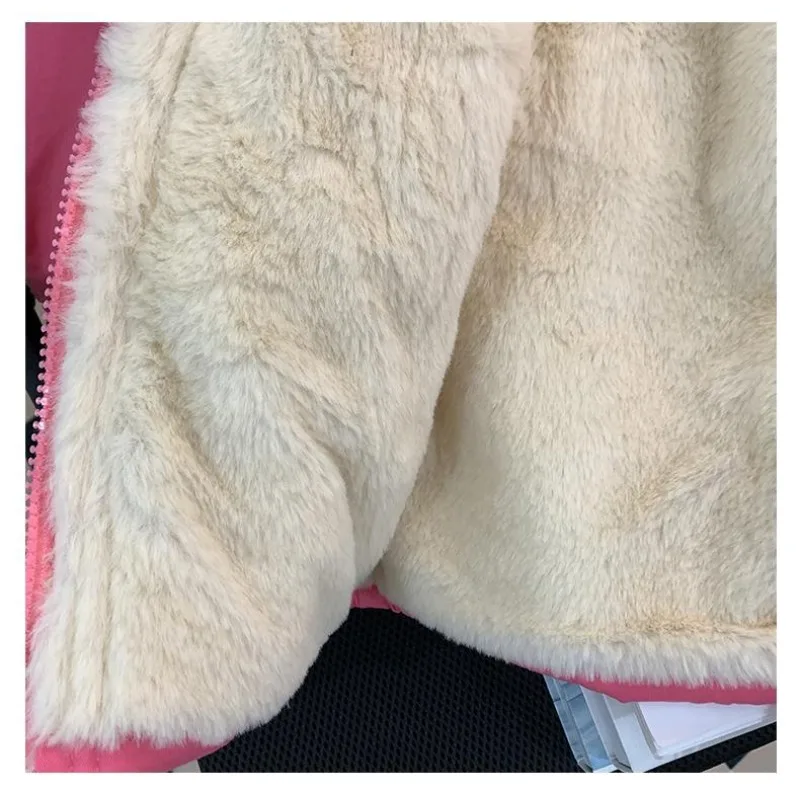 سترة قطن مخملية متوسطة إلى طويلة للفتيات لشتاء دافئ معطف بياقة من الفرو بقلنسوة للأطفال الصغار 2025 ملابس أطفال