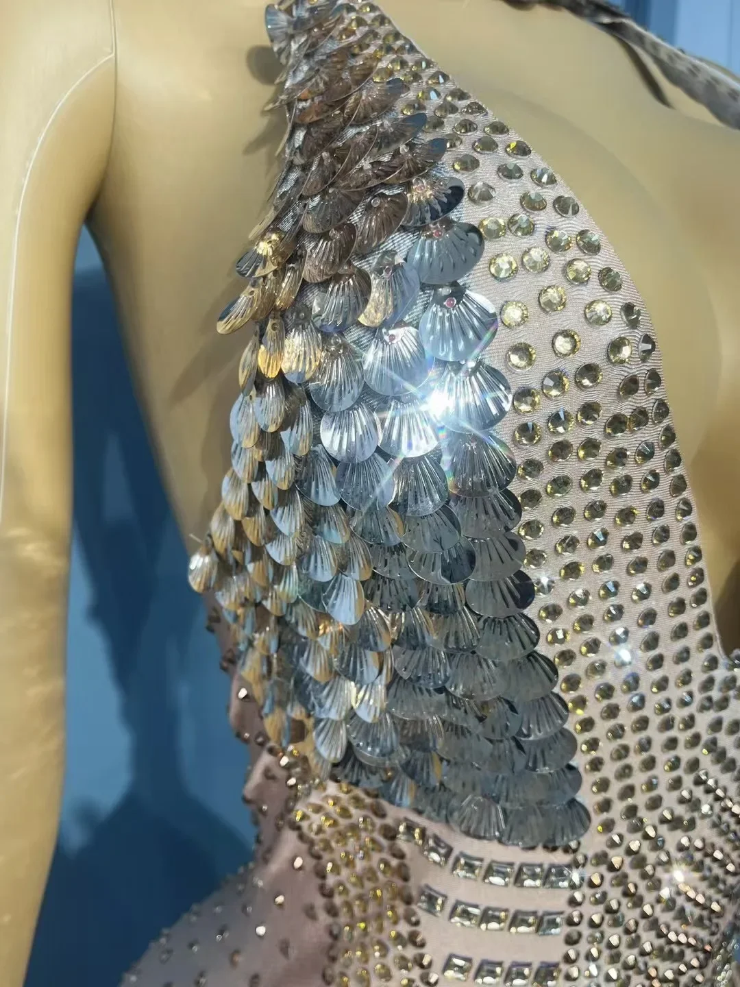 Kostium showgirl, luksusowy strój na imprezę, błyszczące cyrkonie, łańcuszki, cekiny, obcisłe body, seksowny damski strój z odkrytymi plecami, luksusowy strój sceniczny.