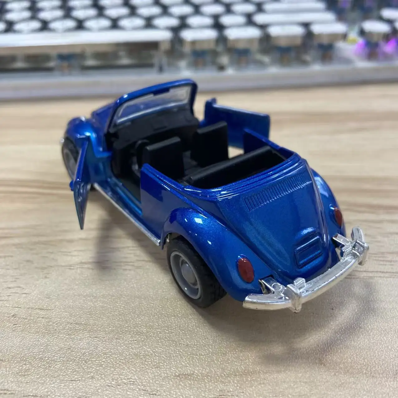 1 Stück, im Beutel verpacktes, klassisches, im Vintage-Stil gehaltenes, aus Zinklegierung gefertigtes Automodell, Retro-Roadster, mit Rückziehfunktion, aufklappbare Seitentüren. – Detail 15
