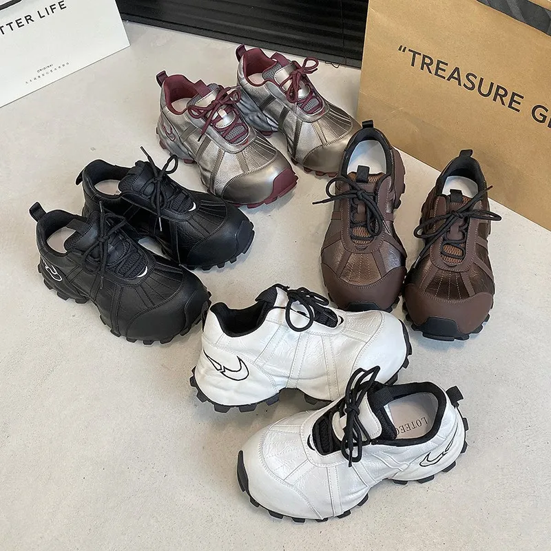 Scarpe da ginnastica nere con suola spessa per donne 2025 Autunno nuove scarpe da ginnastica casual leggere che aumentano l'altezza