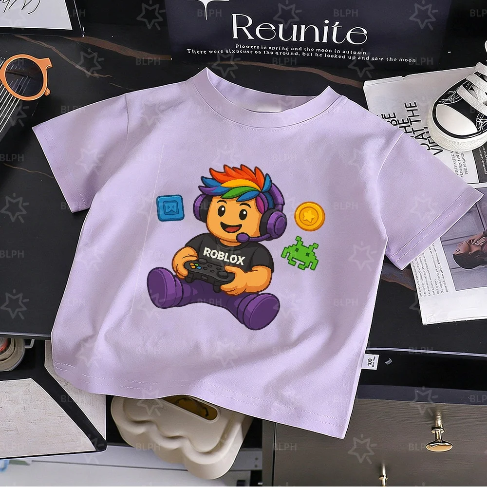 Camiseta infantil fofa inspirada no Roblox com cabelo arco-íris, design de controle de videogame, perfeita para fãs de jogos