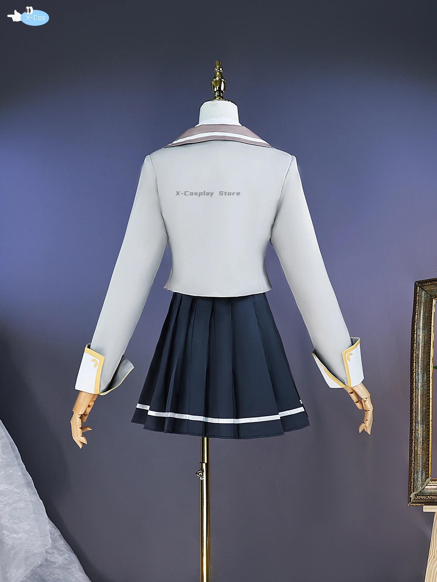 أليسا ميخايلوفا كوجو تأثيري زي ، زي مدرسة أنيمي ، لا يخفي مشاعرها في شعر مستعار روسي ، أحذية