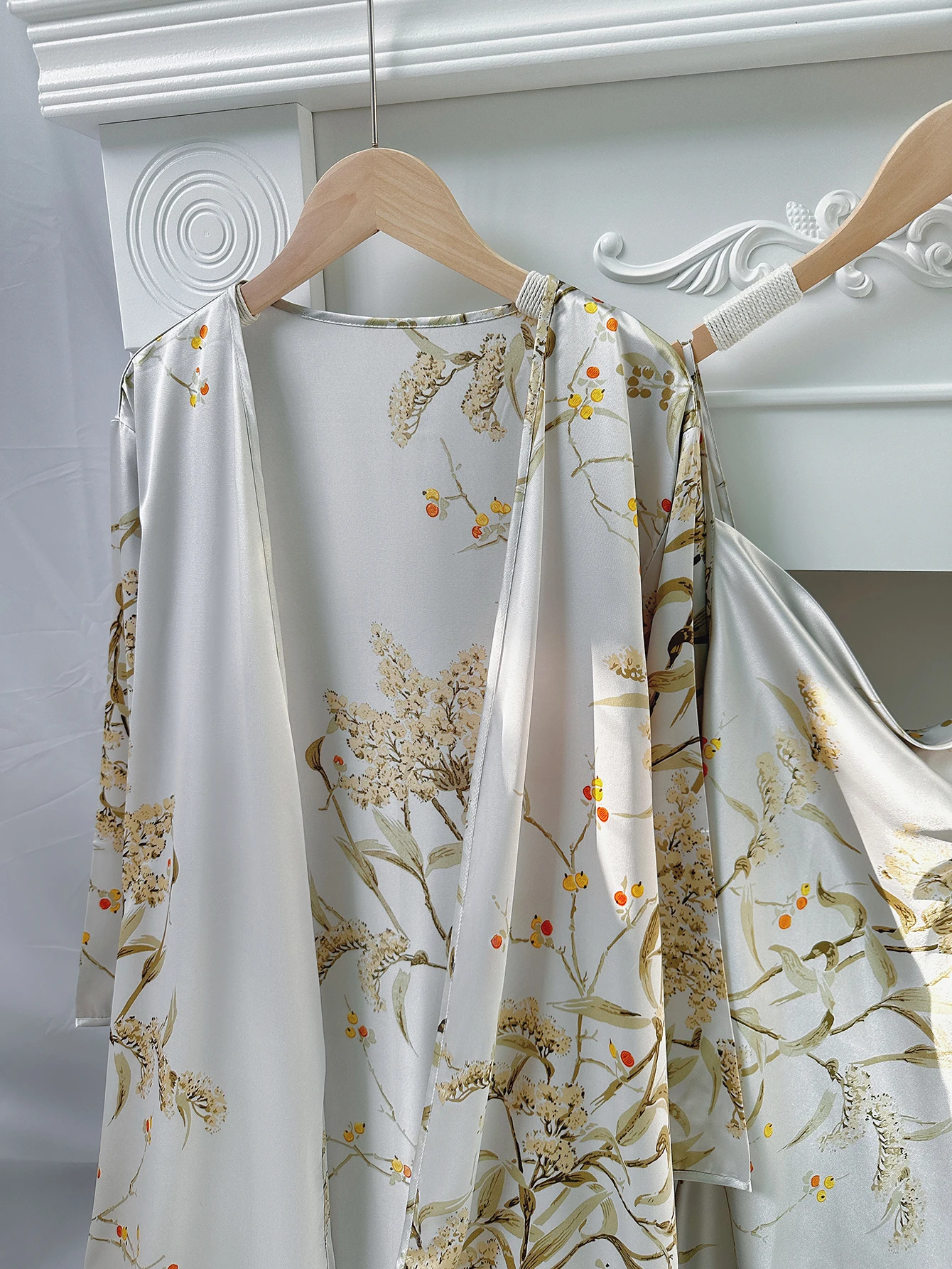 女性用エレガントな花柄プリント5点セット ラウンジウェア 快適で多用途なデイリーホームレジャーパジャマ ファッション