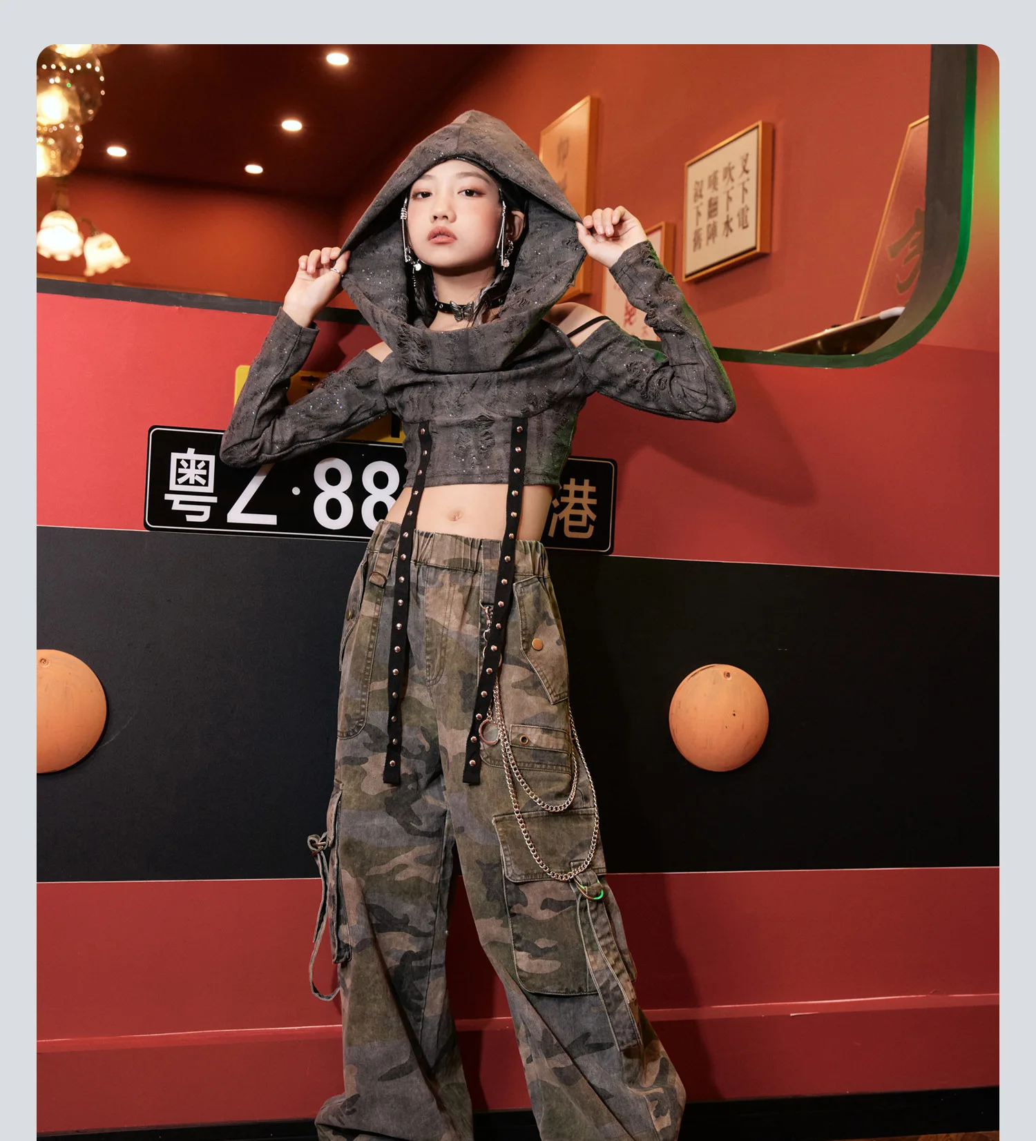 ชุดเต้นแจ๊สสไตล์เรโทรสำหรับเด็กผู้หญิง เสื้อคลุมมีฮู้ด กางเกงคาร์โก้ลายพราง ชุดแสดงฮิปฮอปสมัยใหม่ ชุดแสดงบนเวที