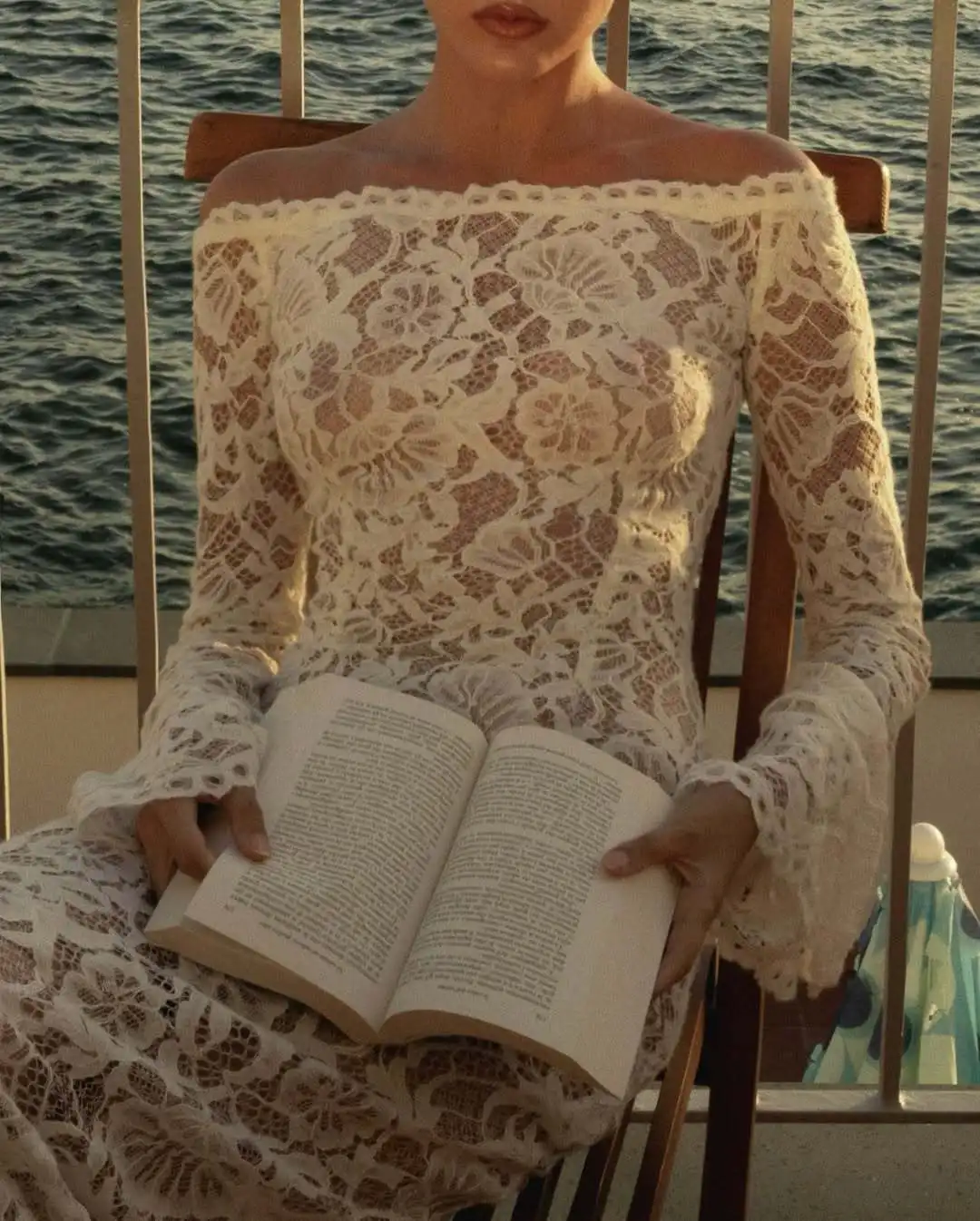 Vestido de encaje romántico transparente y elegante con un solo hombro, vestido base de manga larga para otoño e invierno.