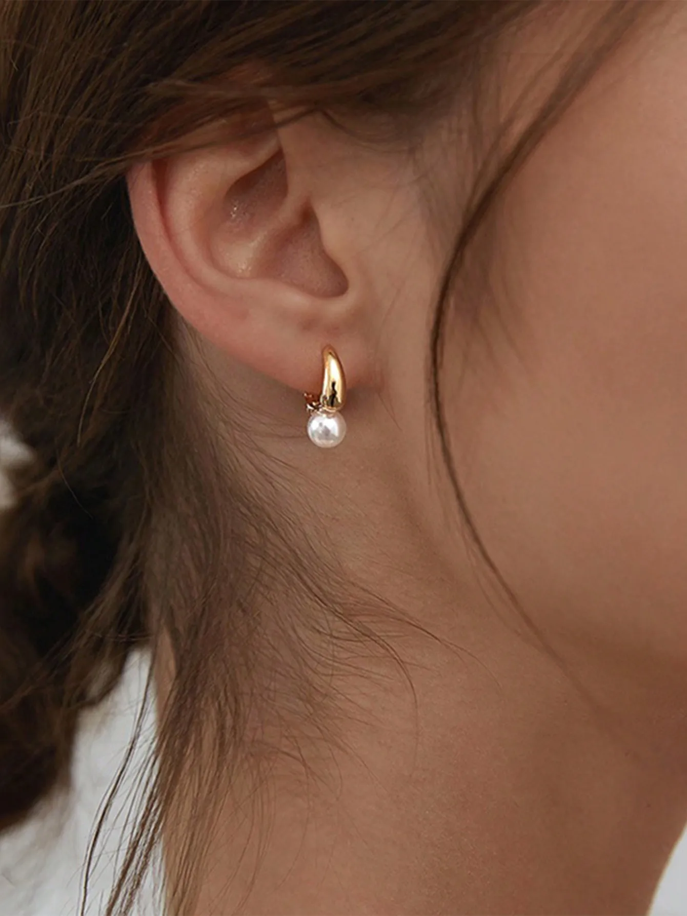 

Elegant Faux Pearl Gold Tone Hoop Earrings for Women, Minimalist Dangle Design