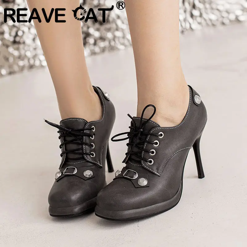

Женские туфли с заклепками REAVE CAT, дизайнерские туфли-лодочки с круглым носком на тонком каблуке 10 см, обувь на ультравысокой платформе 1,5 см со шнуровкой и заклепками, размеры 42 43
