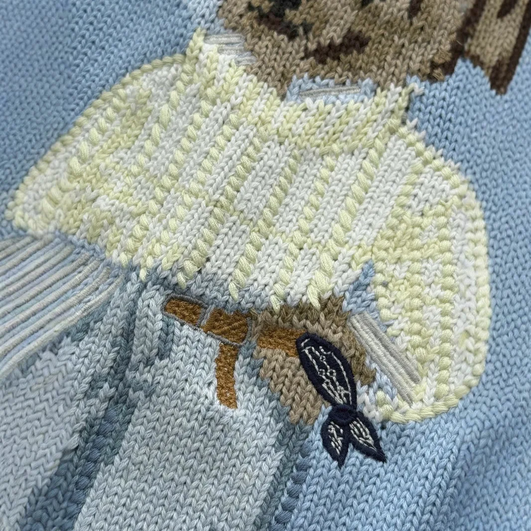 ​ ​ Suéter de malha de algodão macio 2025, top feminino com gola redonda bordado de urso, pulôver casual aconchegante, roupa confortável de outono e inverno ​ ​