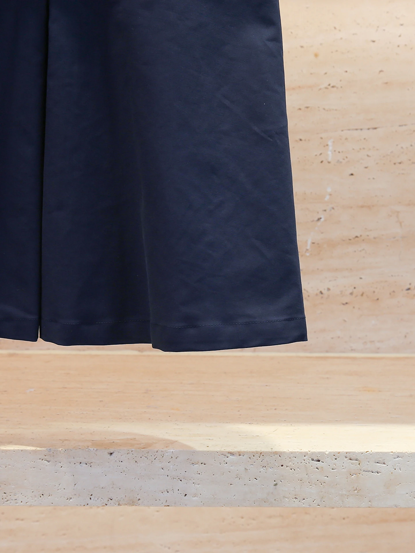 Elegancka damska spódnica z wysokim stanem, rozkloszowana, z paskiem, zapinana na zamek, idealna do pracy, jesień, styl biznesowy.