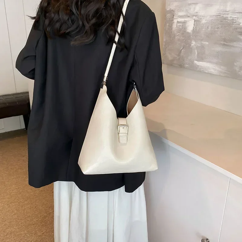 

2025 Summer Womens Stylish Personalized Texture Underarm Bag Compact Practical Simple Beautiful Daily Essential