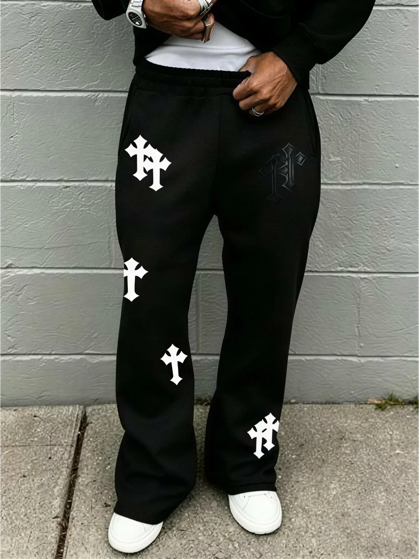Herren-Sweatpants im amerikanischen High-Street-Stil mit dunklem Print: Locker sitzende, fließende, lässige Alltags- und Relaxed-Fit-Schlaghose