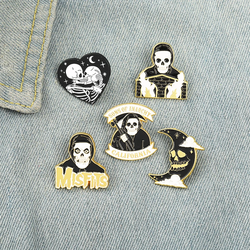 คนรักดวงจันทร์หัวใจ Pines Lapel ป้ายกระเป๋า Punk Dark ของขวัญเครื่องประดับสําหรับเพื่อน Mr. Skull เข็มกลัดเคลือบ Custom Gothic Skeleton