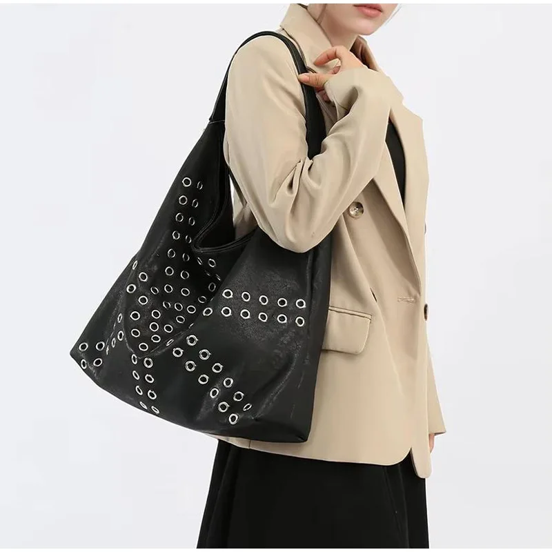 Hohle Metall-Nieten-Unterarm-Schultertasche, Punk-Edgy-Korn-Nieten-Damenhandtasche, Weiche PU-Vintage-Motorrad-Stil-Alltagstasche – Detail 10