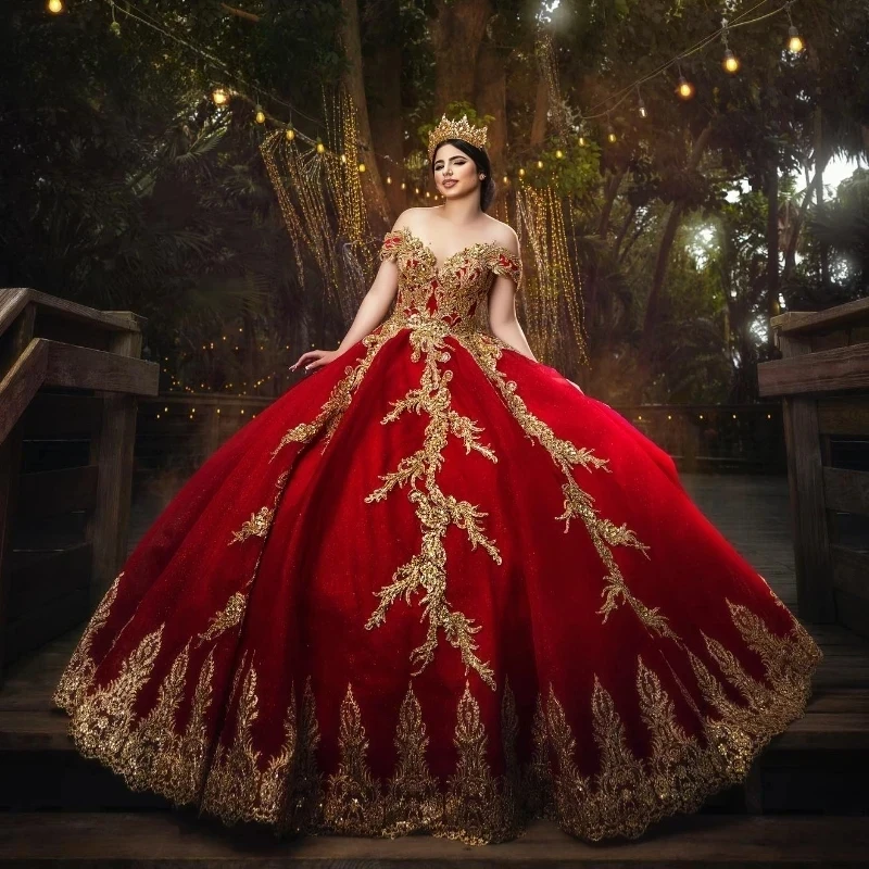 

Красное платье Quinceanera по индивидуальному заказу, бальное платье с открытыми плечами, золотая кружевная аппликация, расшитая бисером и блестками, мексиканский корсет, сладкий день рождения