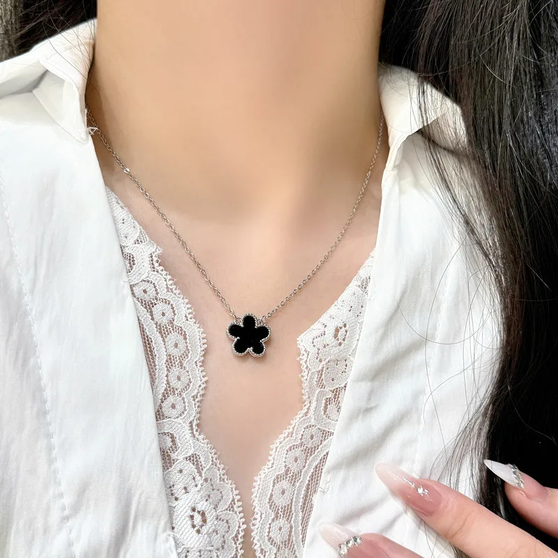 جديد 316L قلادة من الفولاذ المقاوم للصدأ الفضة مطلي مزدوجة الوجهين محظوظ خمس أوراق زهرة مجوهرات النمط الكلاسيكي المرأة هدية عيد