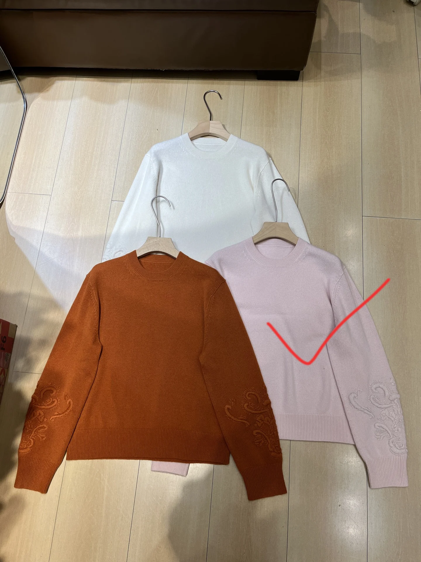 2026 Autumn/Winter New High-Quality Fashionable Casual Commuter Sweater With Embroidered Arms