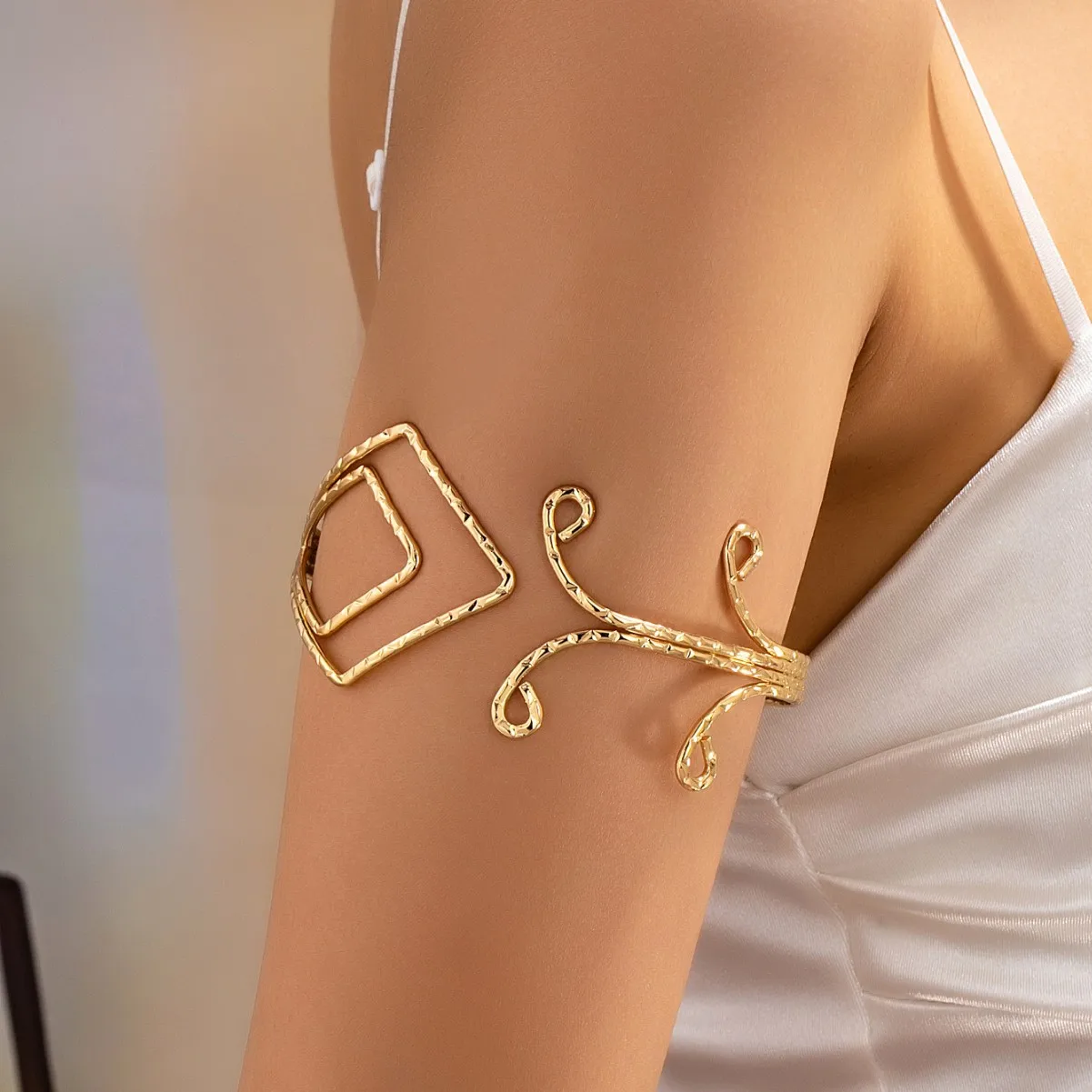 個性的なデザインのアームリング、多層幾何学模様のリストバンド、ファッショナブルで多用途、高級感溢れる