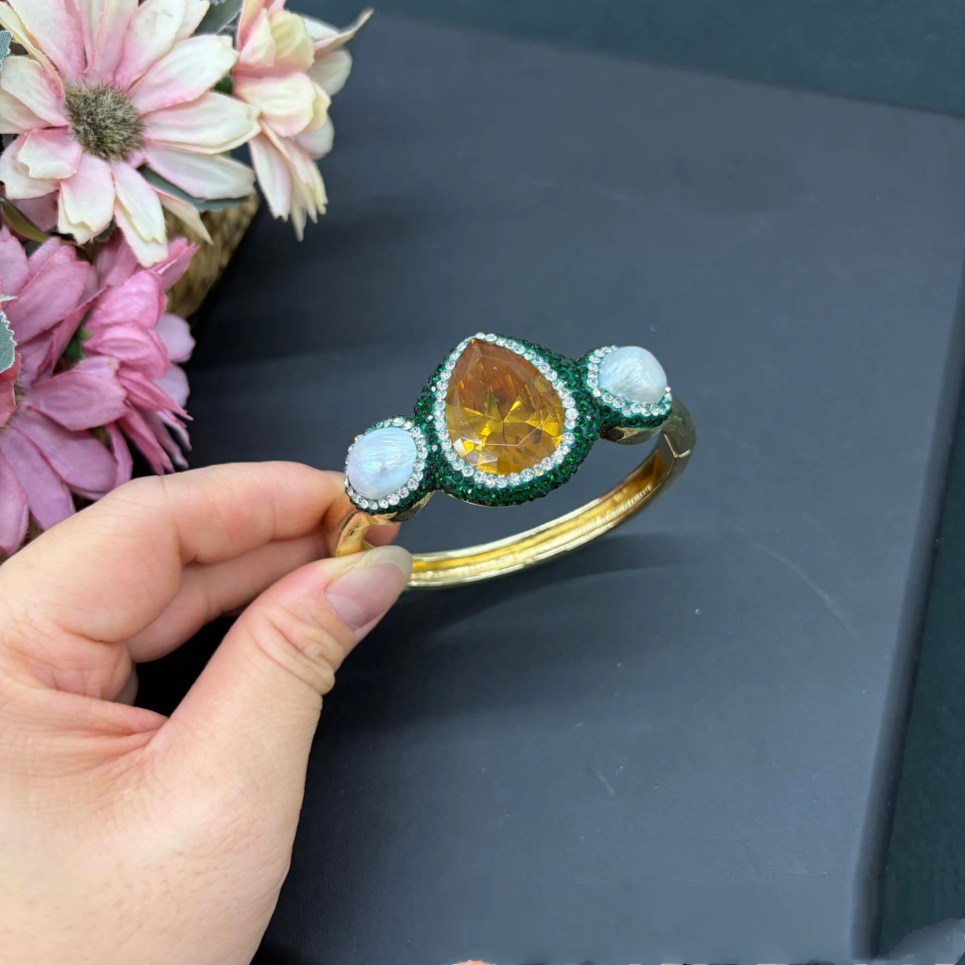 Fashion Elegant Bangle Inlaid Ivory White Pearl Women Fashion Wrist Ornament Versatile Daily Banquet Party Costume Jewelry - view 2