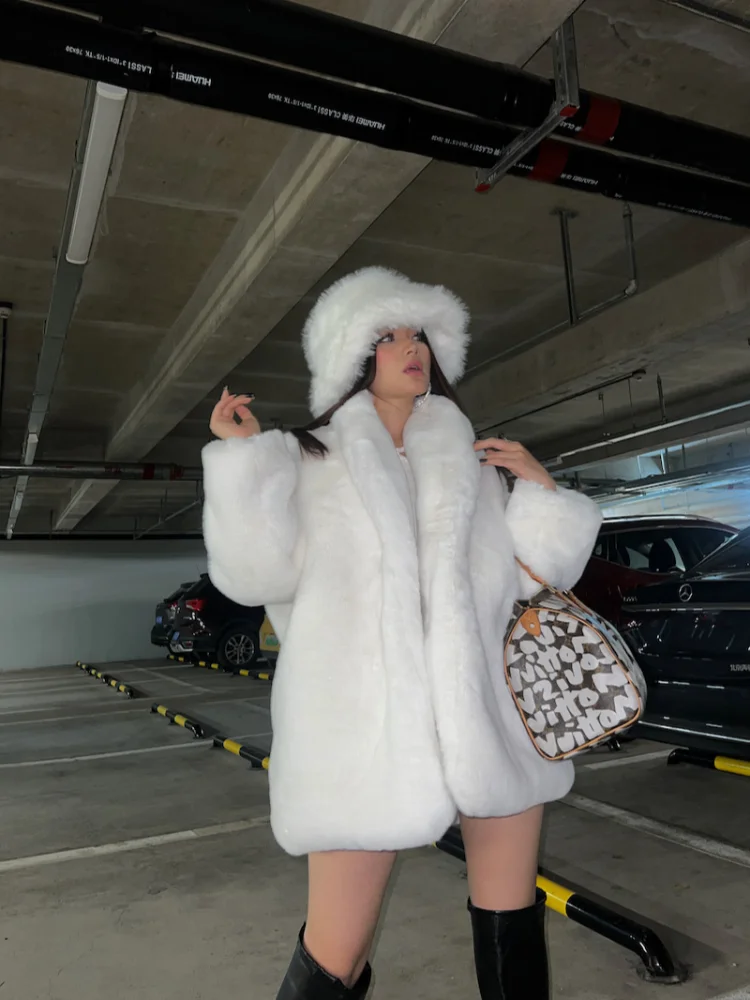 플러피 라펠 칼라 오버사이즈 여성 인조 모피 코트 패션 솔리드 풀 슬리브 루즈 숏 재킷 2025 신상 겨울 하이 스트리트웨어