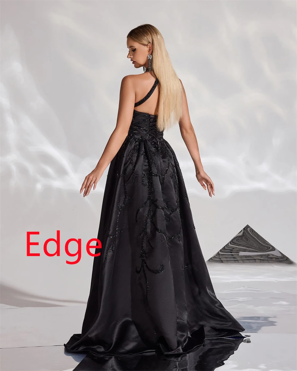 

Индивидуальные темпераментные черные атласные вечерние платья Формальное платье для выпускного без рукавов с лямкой на шее и скользящим шлейфом Платья для особых случаев