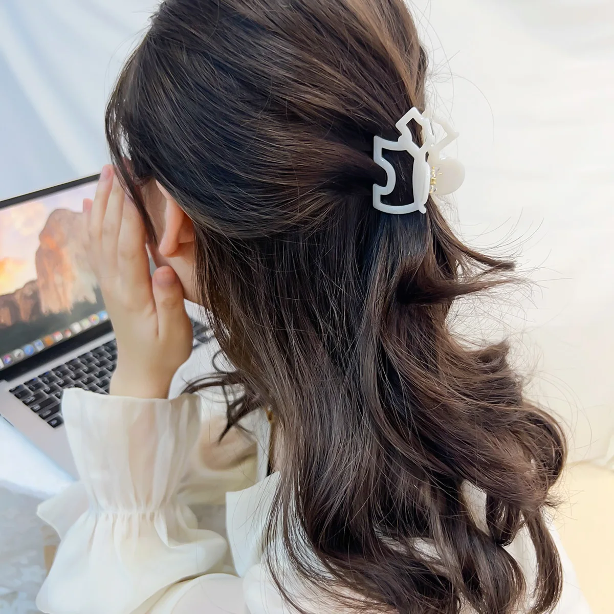 

Cute and Fun Dog-shaped Hollowed-out Acetate Hair Clip with Floral Pattern, Stylish and Simple Ponytail Hair Accessory for Women