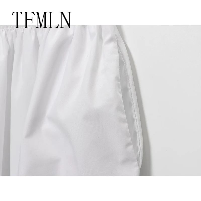 TFMLN تنورة نسائية أنيقة مطابقة تنورة بيضاء أنيقة للسيدات تنورة جيوب غير رسمية للفتيات الجميلات بخصر مطاطي تنورة متوسطة الطول