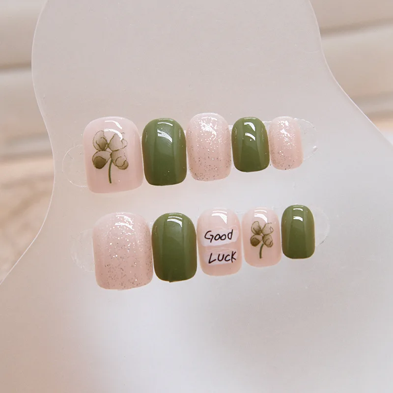 Reutilizáveis unhas falsas quadradas curtas com design, conjunto de imprensa artificial de unhas, trevo verde de quatro folhas, mulheres, removível, verão, 24pcs