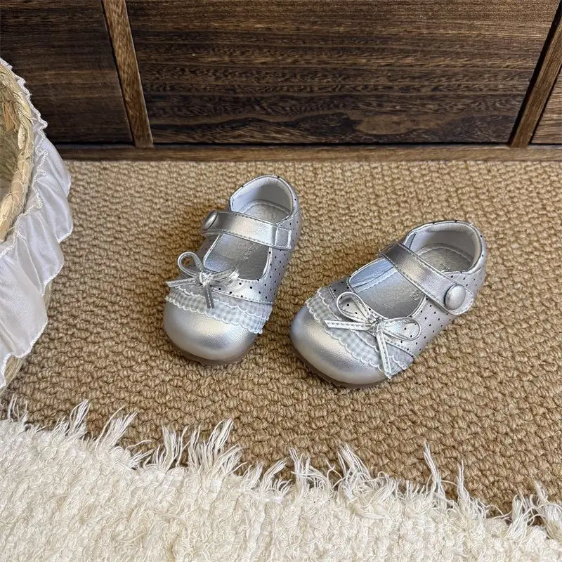 Baby-Flachschuhe mit runder Spitze, süße Polka-Dot-Kinderschuhe aus Leder, runde Zehen, 2026, brandneue Lauflernschuhe für Kleinkinder mit weicher Sohle – Detail 4