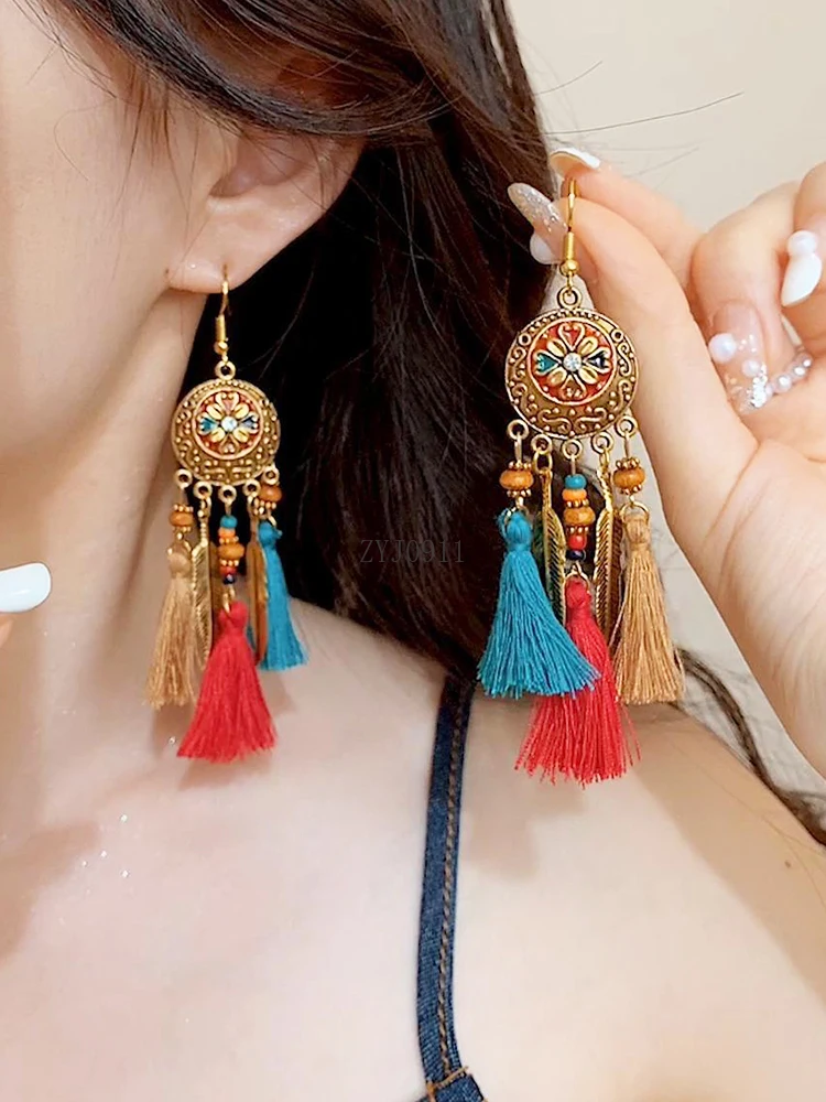 زوج من الأقراط الطويلة ذات الطراز العرقي، مناسب للنساء لارتدائها أثناء السفر والترفيه.