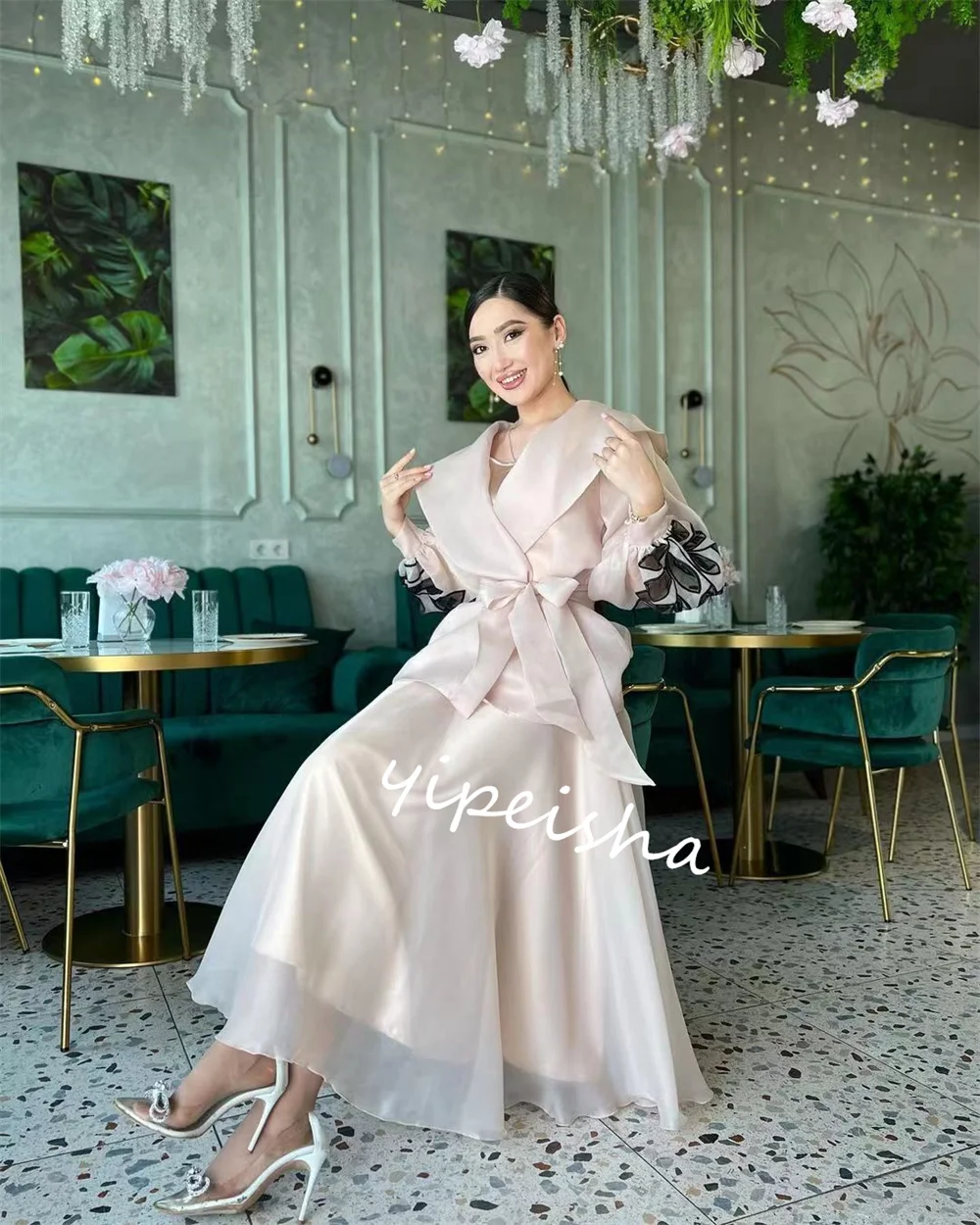 Disesuaikan Organza malam pita tirai pesta pernikahan A-line V-neck Bespoke gaun acara Midi es