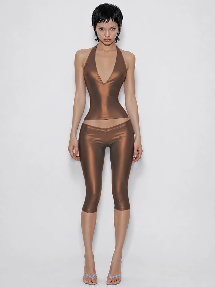 Weird Puss Sexy Glänzendes 2-teiliges Set für Damen, Neckholder, V-Ausschnitt, rückenfrei, ärmellos, unregelmäßiges Oberteil + Skinny Peach Hip Low-Waist Shorts Anzug – Detail 13