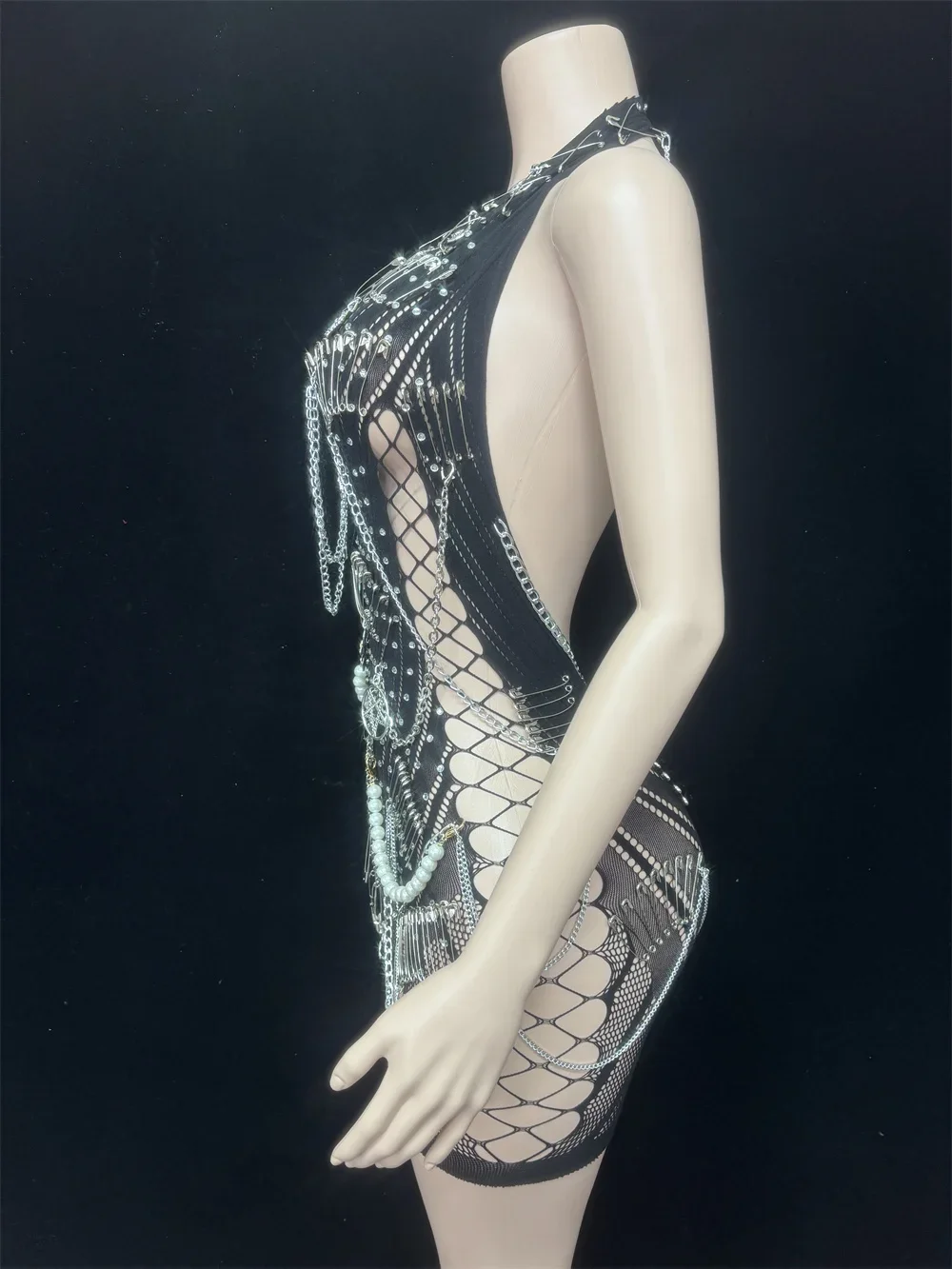 バックレスパフォーマンスステージ衣装ナイトクラブコスチューム女性用セクシーホルターネックノースリーブホローアウトプレイスーツハイストリートピン装飾