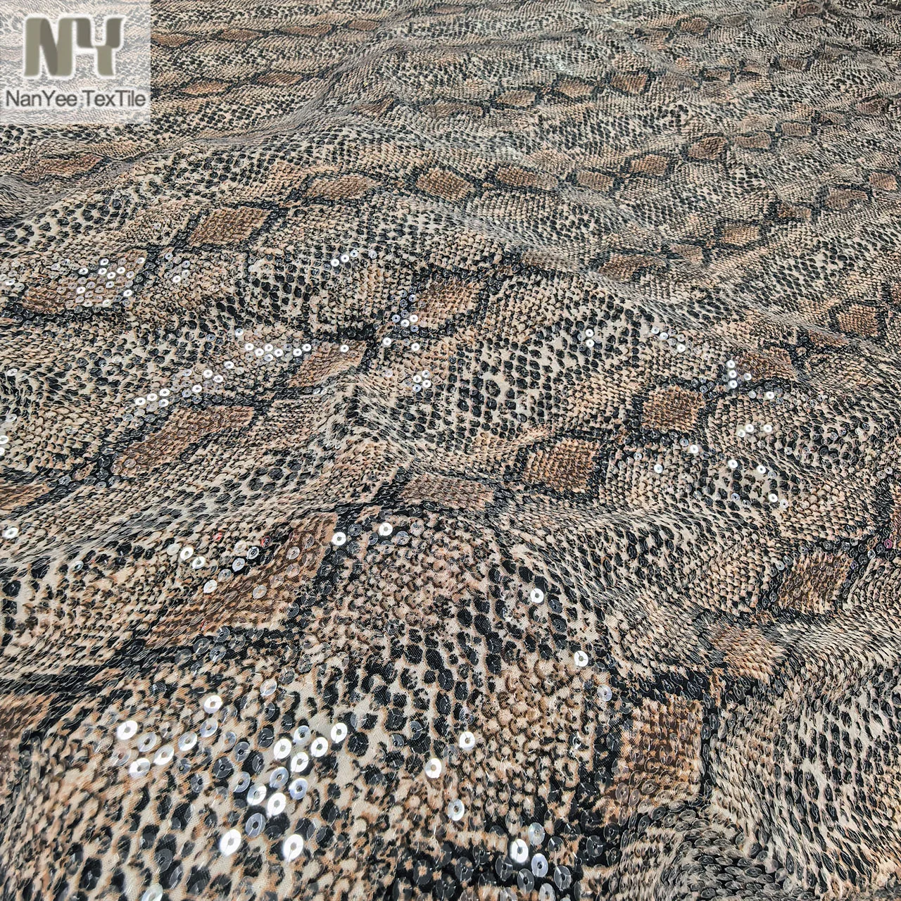 

Средний вес, 5 мм, глянцевые прозрачные блестки, вышитые на 4-х направлениях, спандекс, эластичная трикотажная ткань с принтом змеи и животных