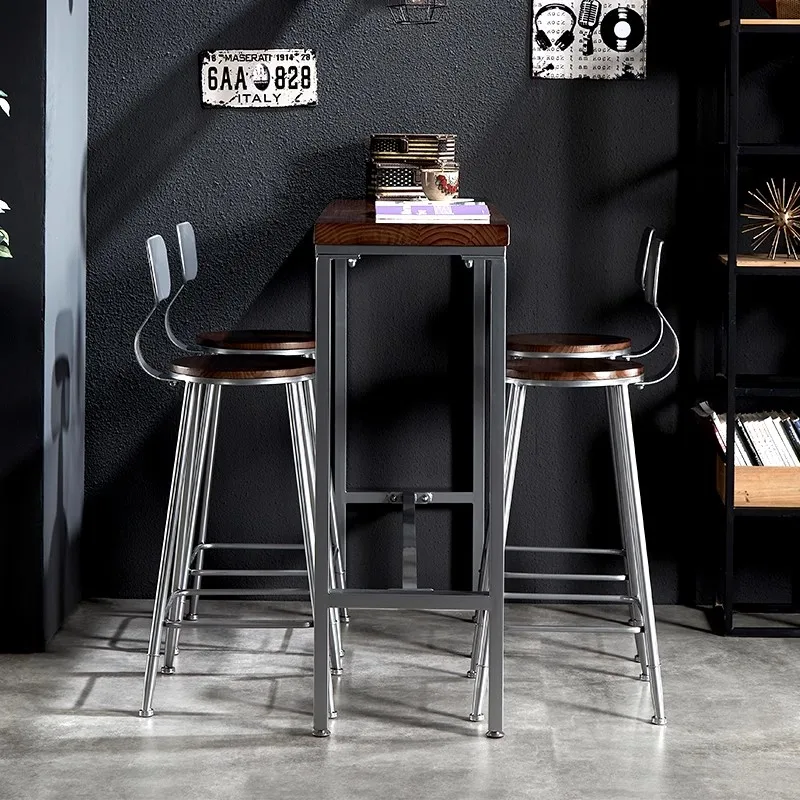 Stół barowy z litego drewna z wysokimi nogami w stylu industrialnym, minimalistyczny, nowoczesny, oparty na ścianie, długi stół barowy i krzesło