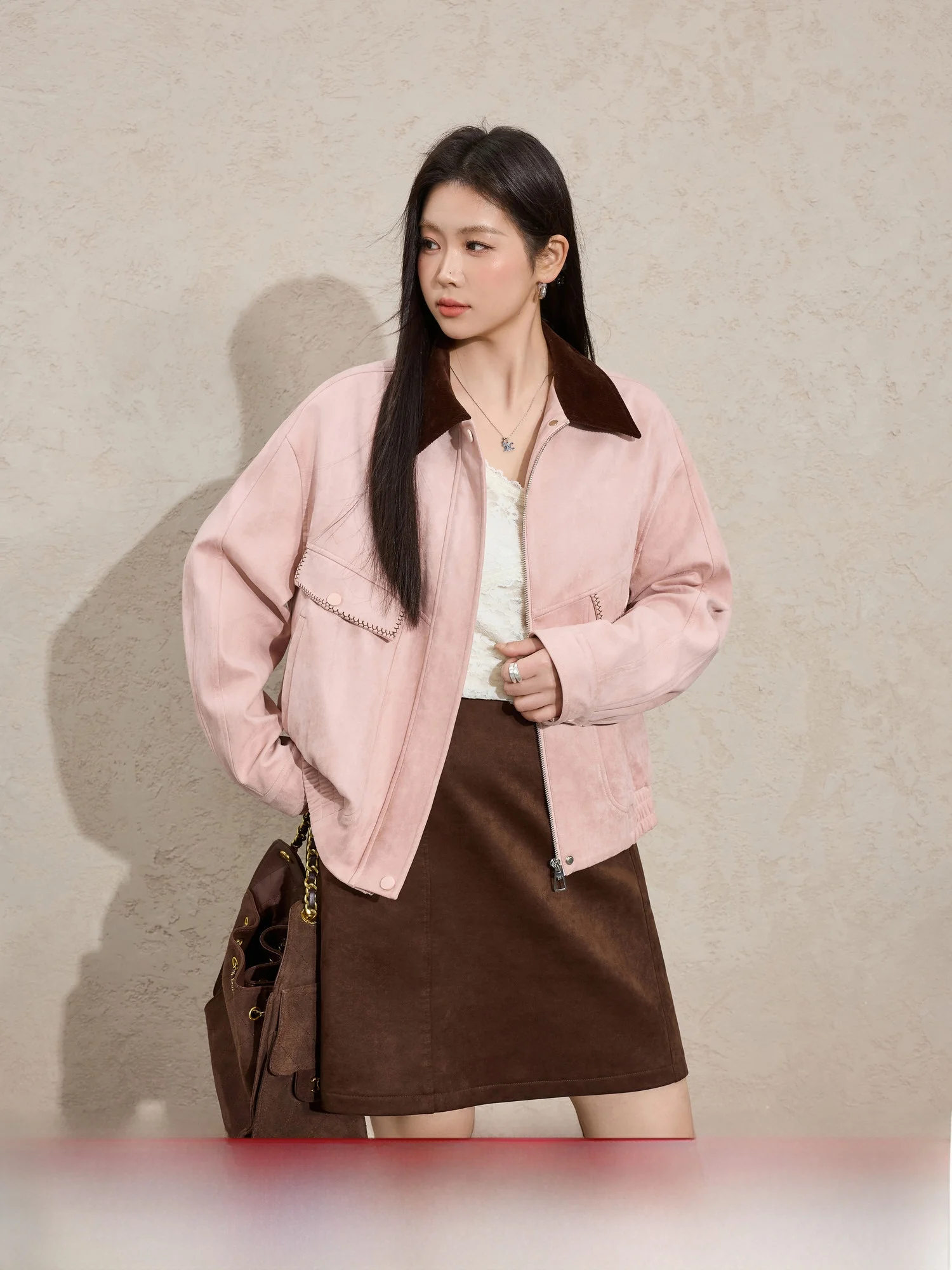 

Женская весенняя новинка: замшевая куртка большого размера в ретро-стиле, с воротником-стойкой, цвет синий с розовым