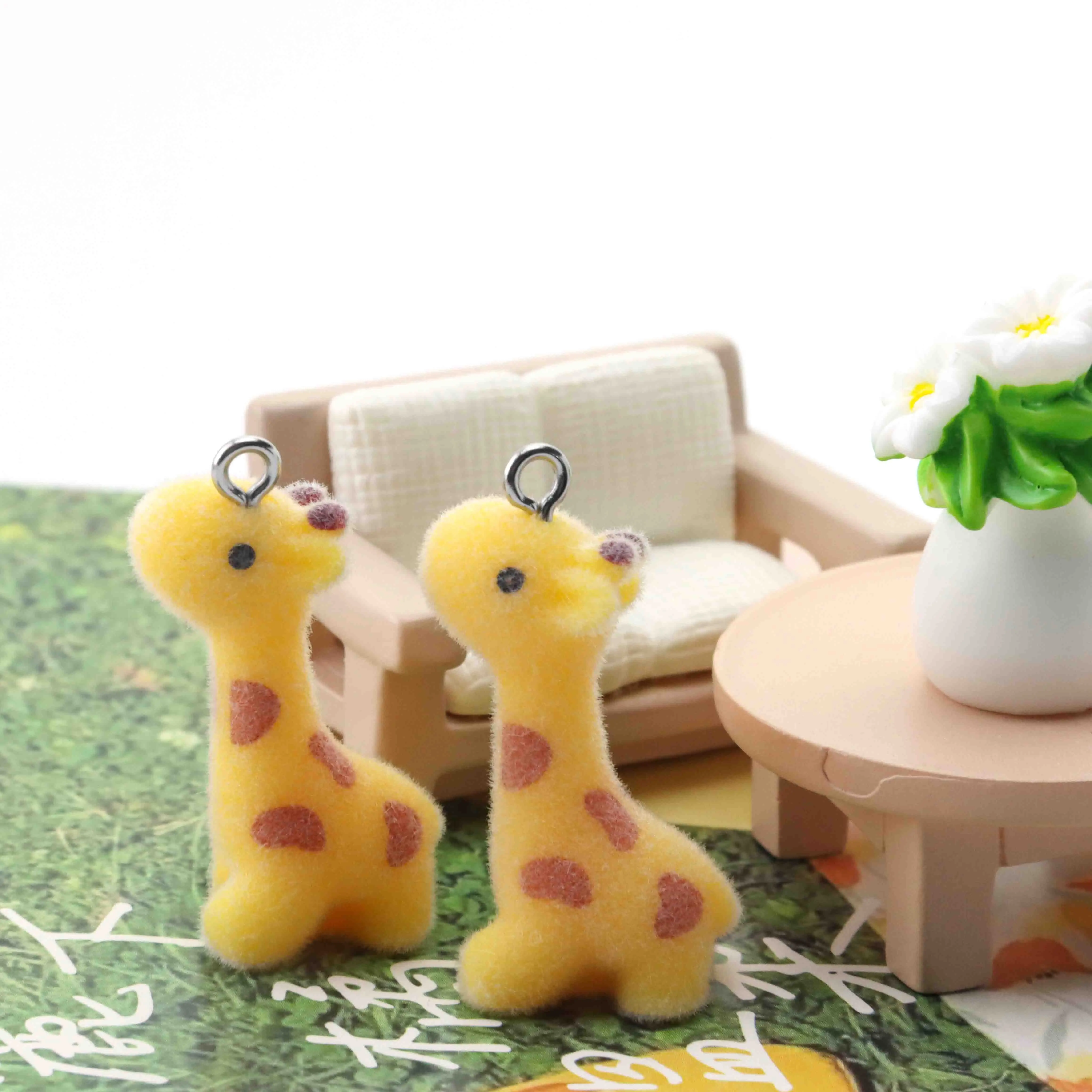 

20pcs Mini flocked Resin Giraffe Cartoon Keychain Pendant For Decorating Mobile Phone Bags And Desktop Ornaments Accessories