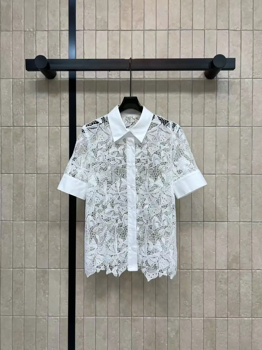 

Collarless single-button butterfly openwork lace short-sleeved blouse for women, white, elegant and versatile, sleeveless top