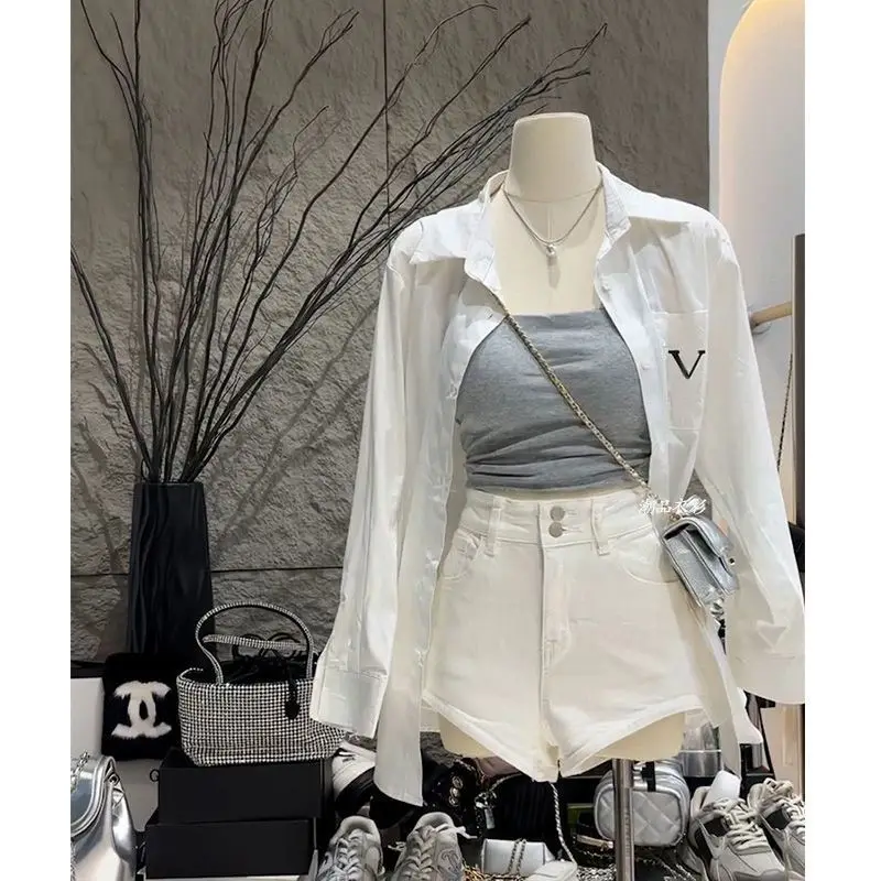 

Модный женский комплект из трех предметов в мягком стиле: открытый кардиган, шорты с высокой талией и универсальный топ с длинными рукавами и круглым вырезом.