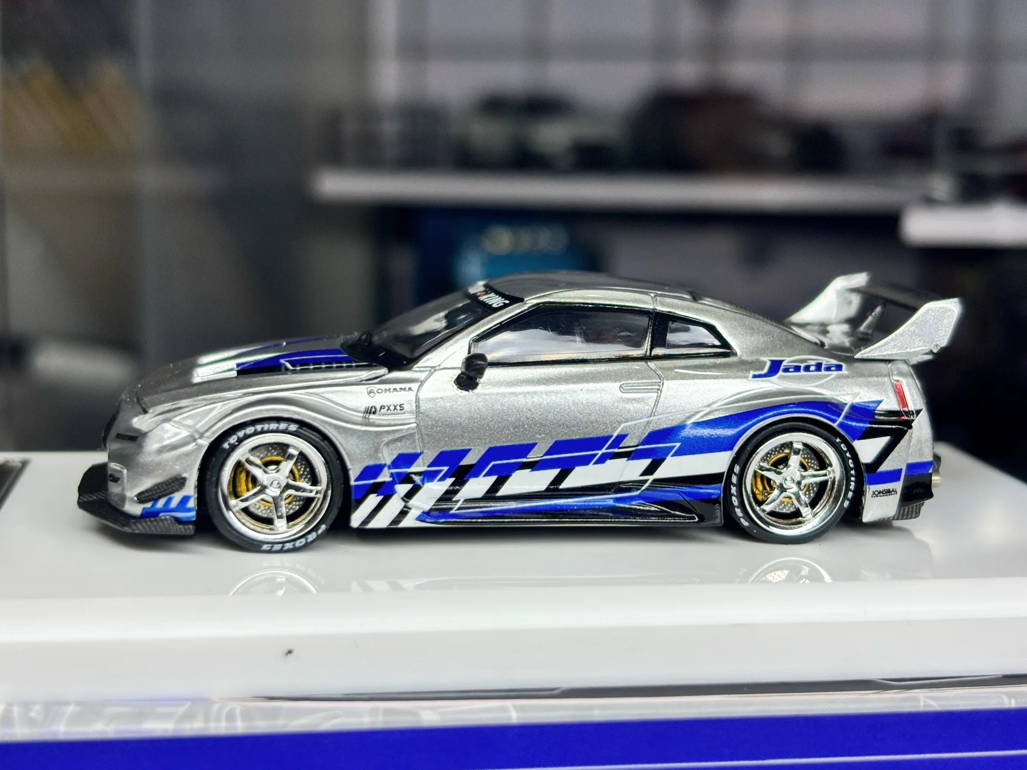 Demon King Auto 1:64 LBWK Nissan GT-R R35 Silver-Blue Die-cast Model Car