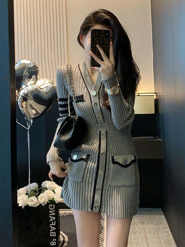 

Французский стиль, осень 2023, новое утягивающее трикотажное платье с v-образным вырезом и длинными рукавами и высокой талией, женская короткая юбка трапециевидной формы